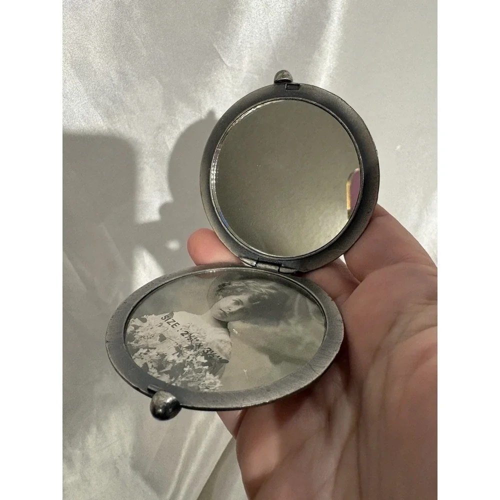 Vtg 1928 Jewelry Company Pewter Pocket Compact Metal Flower Design Mirror frame